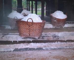 老挝鱼牌井盐 老挝磨丁盐村 千年盐井风情